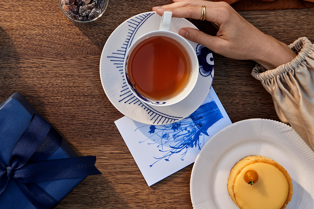 Give an Art Card from Royal Copenhagen created by artist Mette Hannemann along with the Valentine’s Day gift.